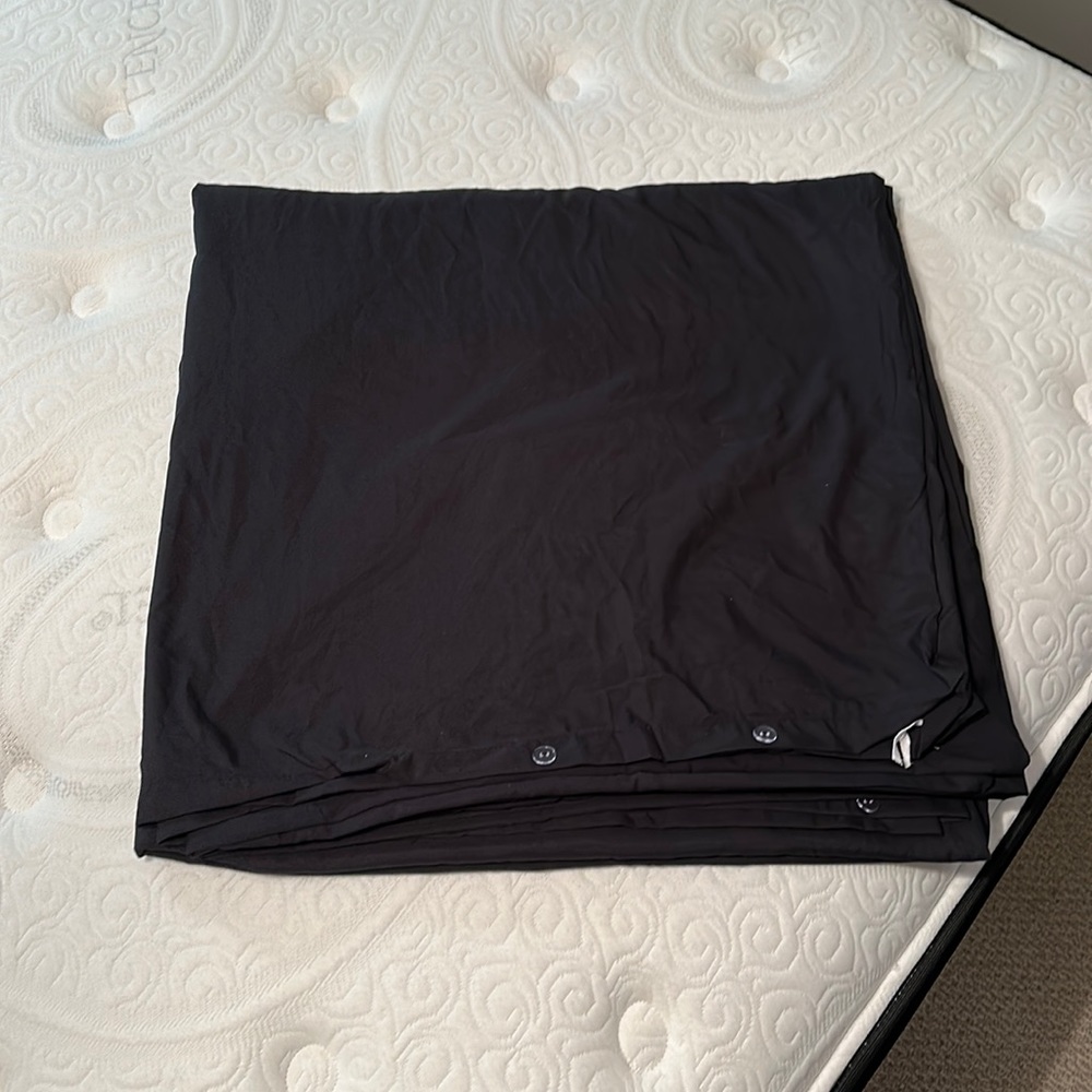 NWOT black queen duvet button closure